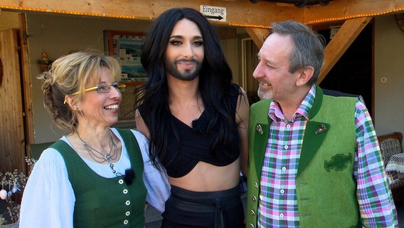 Im steirischen Heimatort Bad Mitterndorf trifft Conchita zum ersten Mal als „Conchita“ auf ihre Eltern. © ORF/Talk TV 