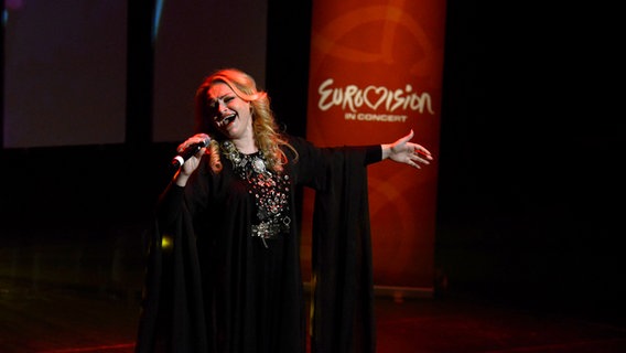 Cristina Scarlat aus Moldau singt bei Eurovision in Concert in Amsterdam © NDR Foto: Patricia Batlle