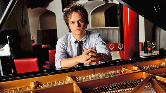 Der britische (Jazz-)Pianist und Sänger Jamie Cullum am Klavier © picture alliance / PA Wire Foto: Matt Crossick