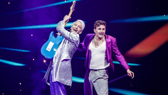 Das Duo Fyr & Flamme auf der ESC-Bühne in Rotterdam im zweiten Halbfinale © EBU Foto: Thomas Hanses