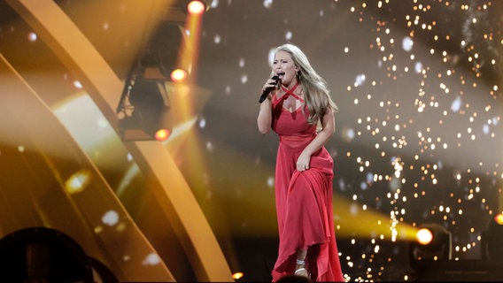 Anja Nissen performt "Where I Am" auf der ESC-Bühne in Kiew. © Eurovision.tv Foto: Thomas Hanses