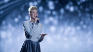 Levina performt "Perfect Life" auf der ESC-Bühne in Kiew. © Rolf Klatt Foto: Rolf Klatt