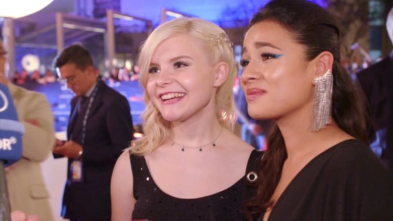 Die S!sters Carlotta Truman und Laurita beim Interview auf dem Orange Carpet in Tel Aviv 2019.  