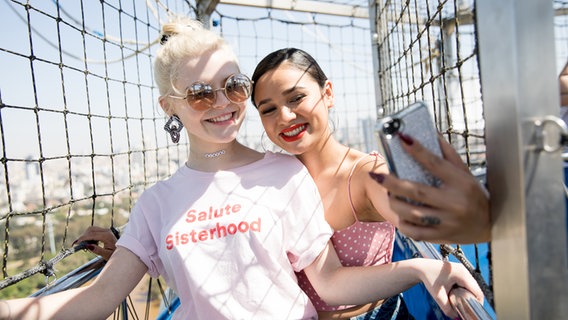 Die S!sters Carlotta Truman und Laurita machen im Ballonkorb ein Foto von sich.  Foto: Claudia Timmann