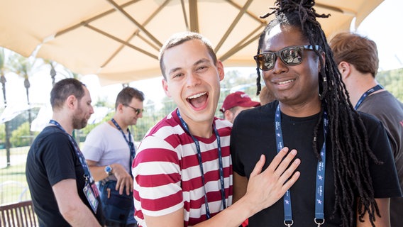 William Lee Adams und Deban Aderemi von den Wiwibloggs in Tel Aviv.  Foto: Claudia Timmann