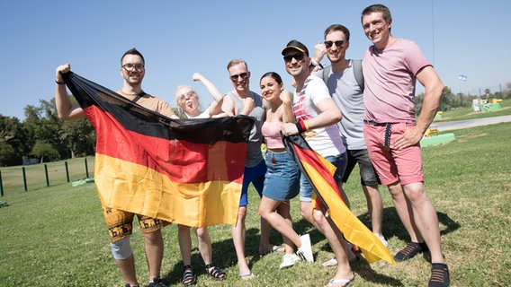 Laurita und Carlotta zusammen mit einigen Fans beim Meet and Greet.  Foto: Claudia Timmann