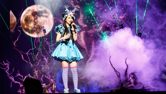 Jamie-Lee steht in der märchenhaften Kulisse auf der Bühne. © eurovision.tv Foto: Thomas Hanses (EBU)