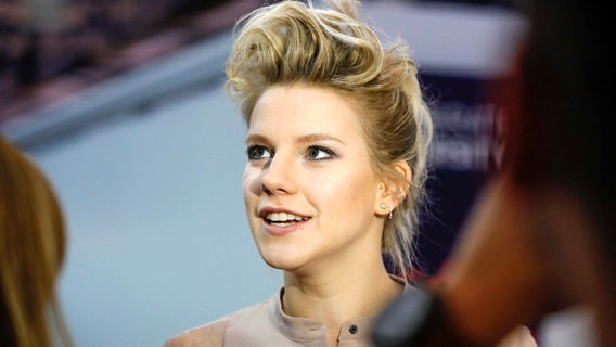 Levina kommt im ESC-Backstage-Bereich im Messezentrum von Kiew an. © Eurovision.tv Foto: Andres Putting