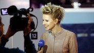 Levina kommt im ESC-Backstage-Bereich im Messezentrum von Kiew an. © Eurovision.tv Foto: Andres Putting