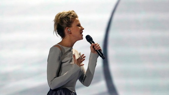 Levina performt "Perfect Life" auf der ESC-Bühne in Kiew. © Eurovision.tv Foto: Andres Putting