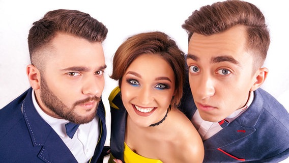 Sergiu Mîța, Marina Djundyet und Eugeniu Andrianov (l.-r.) bilden das Folk-Pop-Trio "DoReDoS", das beim ESC in Lissabon für Moldau antritt. © DoReDoS 