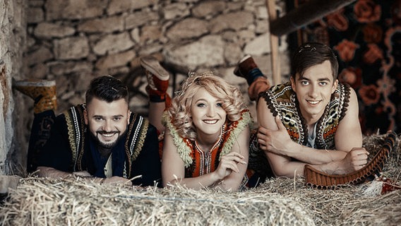 Sergiu Mîța, Marina Djundyet und Eugeniu Andrianov bilden das Folk-Pop-Trio "DoReDoS", das beim ESC in Lissabon für Moldau antritt. © DoReDoS 