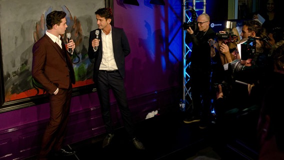 Der niederländische Sänger Douwe Bob in Amsterdam bei der Präsentation seines ESC-Songs für 2016. © picture alliance / ANP Foto: Sander Koning