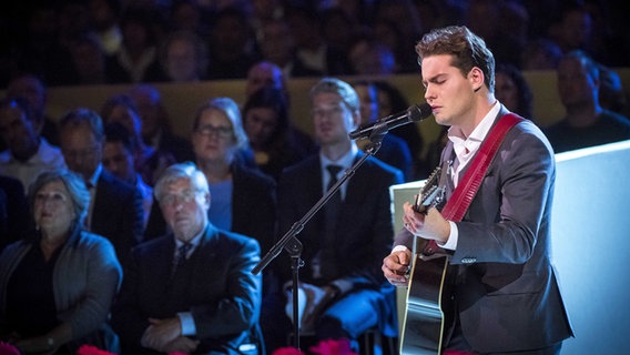 Der niederländische Sänger Douwe Bob singt bei einer Gedenkveranstaltung in Amsterdam im Jahr 2014. © dpa Foto: Frank Van Beek