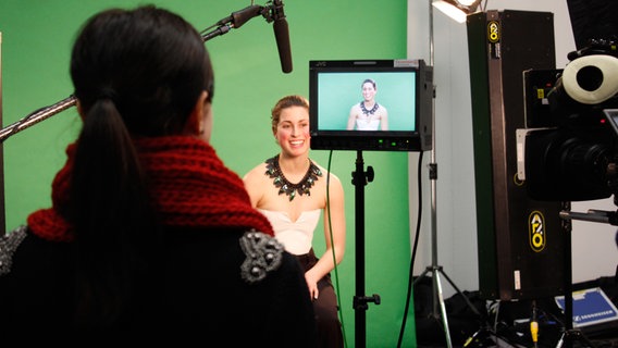 Ann Sophie sitzt vor einem Green-Screen und spricht in die Kamera. © NDR/Nicole Janke Foto: Nicole Janke