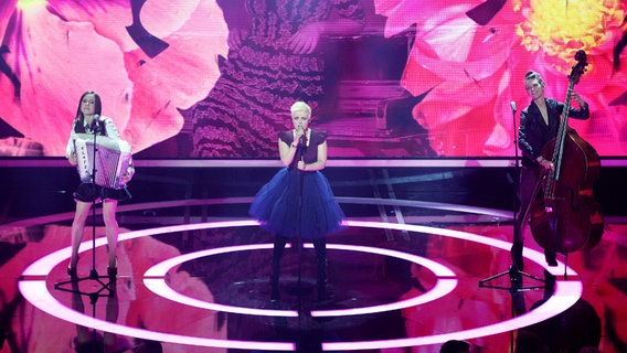 Elaiza performen auf der Bühne bei der Echo-Verleihung © dpa bildfunk Foto: Britta Pedersen
