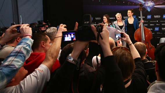 Elaiza bei der Pressekonferenz in Kopenhagen. © NDR/RolfKlatt Foto: Rolf Klatt