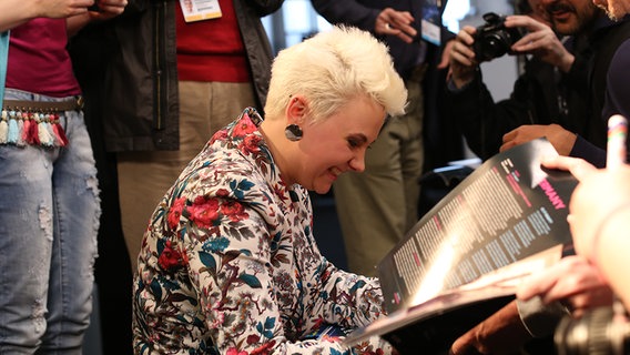 Natalie von der Band "Elaiza" gibt Autogramme. © NDR/RolfKlatt Foto: Rolf Klatt
