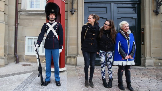 Die deutschen ESC-Teilnehmer Elaiza machen eine Stadtrundfahrt durch Kopenhagen. © eurovision.de Foto: Rolf Klatt