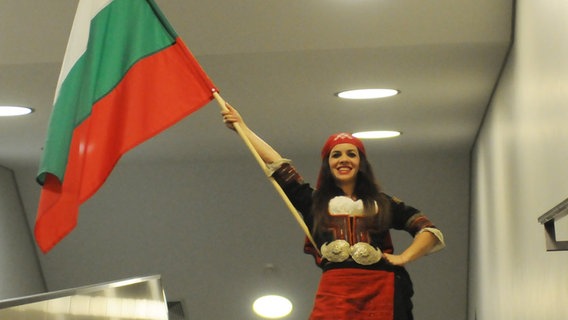 Elitsa Todorova mit bulgarischer Flagge  