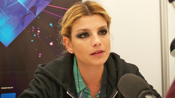 Die Sängerin Emma Marrone aus Italien im Interview in Kopenhagen © NDR Foto: Irving Wolther