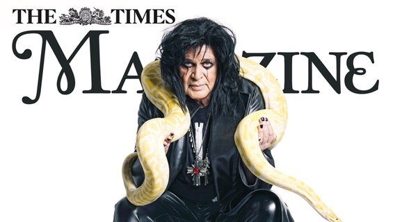 Der britische Sänger Engelbert als Alice Cooper verkleidet auf dem Cover des "Times Magazine"  