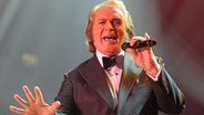 Engelbert Humperdinck bei einem Auftritt in Leicester im November 2011. © Photoshot 