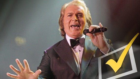 Engelbert Humperdinck bei einem Auftritt in Leicester im November 2011. © Photoshot 