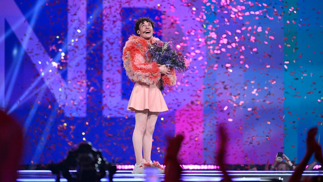 Nemo hält nach seinem Sieg beim Eurovision Song Contest 2024 in Malmö Blumen in den Händen.