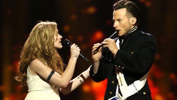 Emmelie de Forest und ein Flötist auf der Bühne beim ESC 2013. © NDR Foto: Rolf Klatt