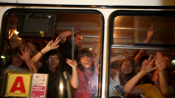 Spontane Grand Prix Party in einem Belgrader Linienbus © NDR Foto: Rolf Klatt