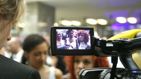 Die No Angels Sandy, Nadja und Lucy im Interview bei der ESC-Willkommensparty in Belgrad © NDR Foto: Rolf Klatt