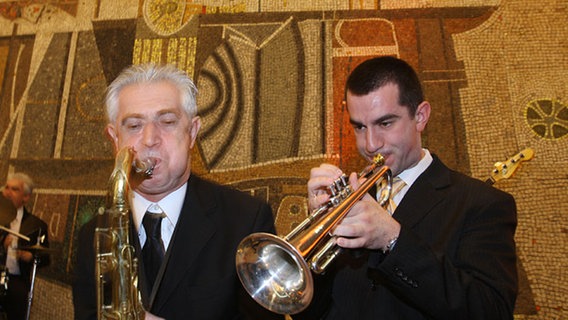 Musiker bei der ESC-Willkommensparty im Palata Serbije - dem "Serbischen Palast" in Belgrad © NDR Foto: Rolf Klatt