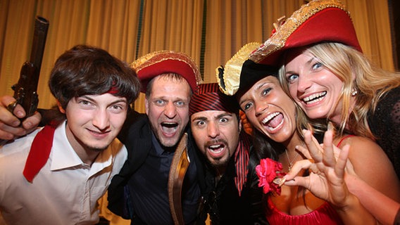 Die lettische Gruppe Pirates of the Sea bei der ESC-Willkommensparty in Belgrad © NDR Foto: Rolf Klatt