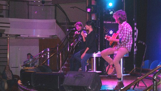 Die Band El Sueño de Morfeo bei einem Auftritt auf einem Kreuzfahrtschiff  Foto: Irving Wolter