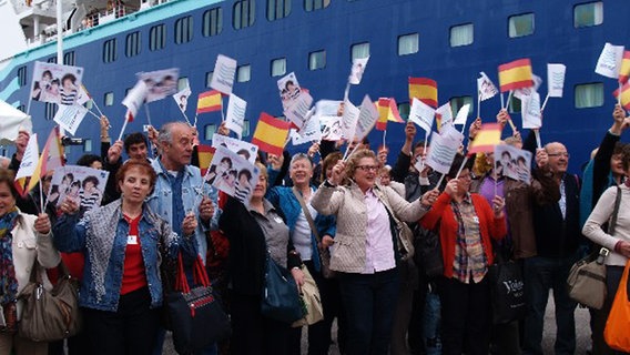 Die spanischen ESC-Teilnehmer El Sueño de Morfeo werden in Malmö von Fans empfangen.  Foto: Irving Wolther