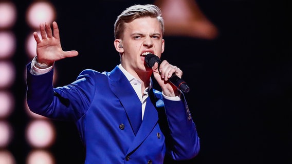 Jüri Pootsmann trägt einen blauen Anzug zur zweiten Probe. © eurovision.tv Foto: Andres Putting (EBU)