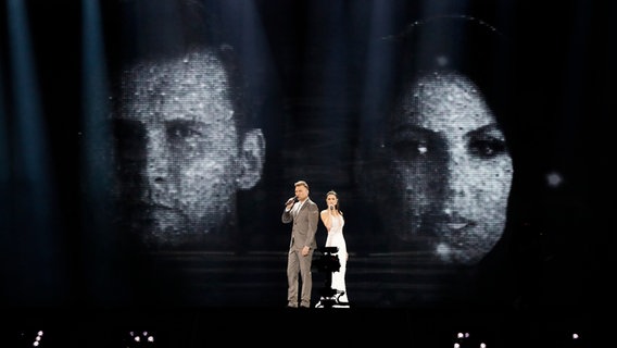 Koit Toome & Laura performen ihren Song "Verona" auf der Bühne in Kiew. © Eurovision.tv Foto: Thomas Hanses