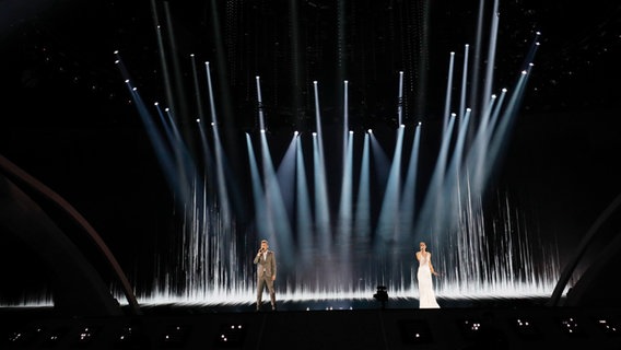 Koit Toome & Laura performen ihren Song "Verona" auf der Bühne in Kiew. © Eurovision.tv Foto: Thomas Hanses