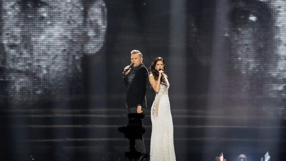 Koit Toome & Laura performen "Verona" auf der ESC-Bühne in Kiew. © Eurovision.tv Foto: Andres Putting
