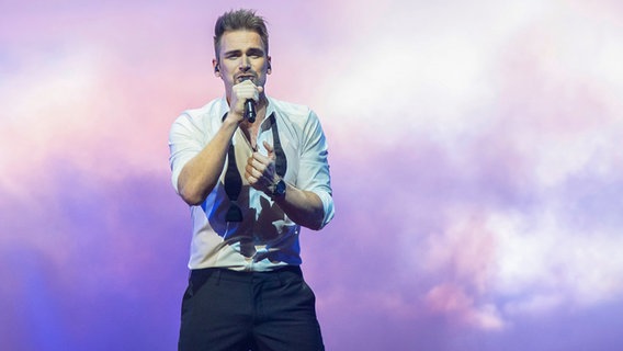 Der Sänger Uku Suviste auf der ESC-Bühne in Rotterdam im zweiten Halbfinale. © eurovision.tv Foto: Andreas Putting