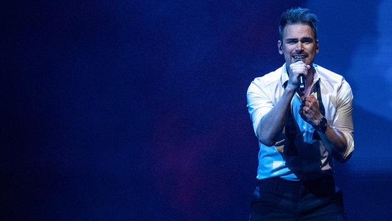 Der Sänger Uku Suviste auf der ESC-Bühne in Rotterdam im zweiten Halbfinale. © eurovision.tv Foto: Andreas Putting