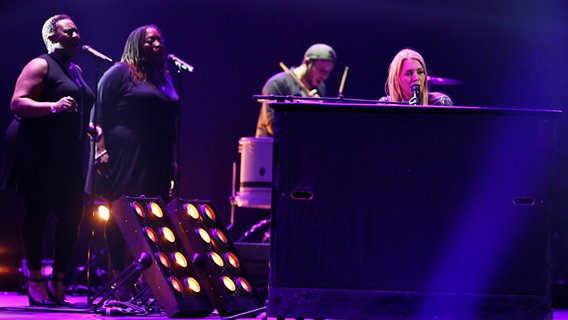 Alexa Feser probt auf der Bühne in Hannover zum deutschen ESC-Vorentscheid © NDR Foto: Rolf Klatt