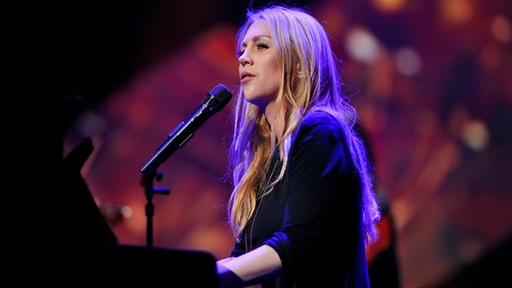 Alexa Feser probt auf der Bühne in Hannover zum deutschen ESC-Vorentscheid © NDR Foto: Rolf Klatt