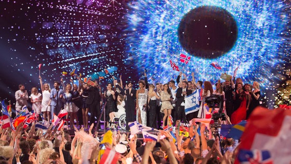 Alle ESC-Teilnehmer auf der Bühne vor dem Publikum am Showende des zweiten Halbfinales in Wien. © NDR Foto: Rolf Klatt