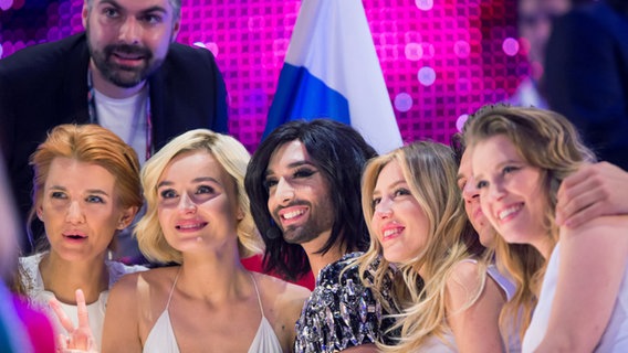 Polina Gagarina und Conchita im Green Room des ESC © NDR Foto: Rolf Klatt