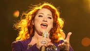 Niamh Kavanagh aus Irland singt im ESC-Finale 2010 © NDR Foto: Rolf Klatt