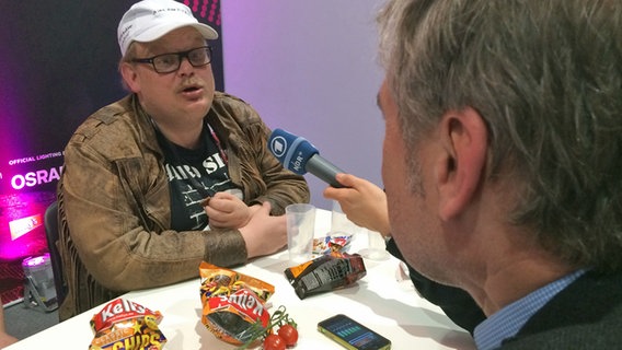 Sami Helle von der finnischen Band Pertti Kurikan Nimipäivät beim Interview mit Jan Feddersen. Sami Helle von der finnischen Band Pertti Kurikan Nimipäivät beim Interview mit Jan Feddersen.