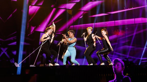 Sandhja (Finnland) tanzt mit ihren Tänzern auf der Bühne. © eurovision.tv Foto: Thomas Hanses