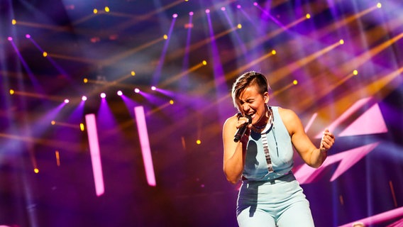 Sandhja (Finnland) hat ihre erste Probe auf der großen Bühne in Stockholm. © eurovision.tv Foto: Thomas Hanses